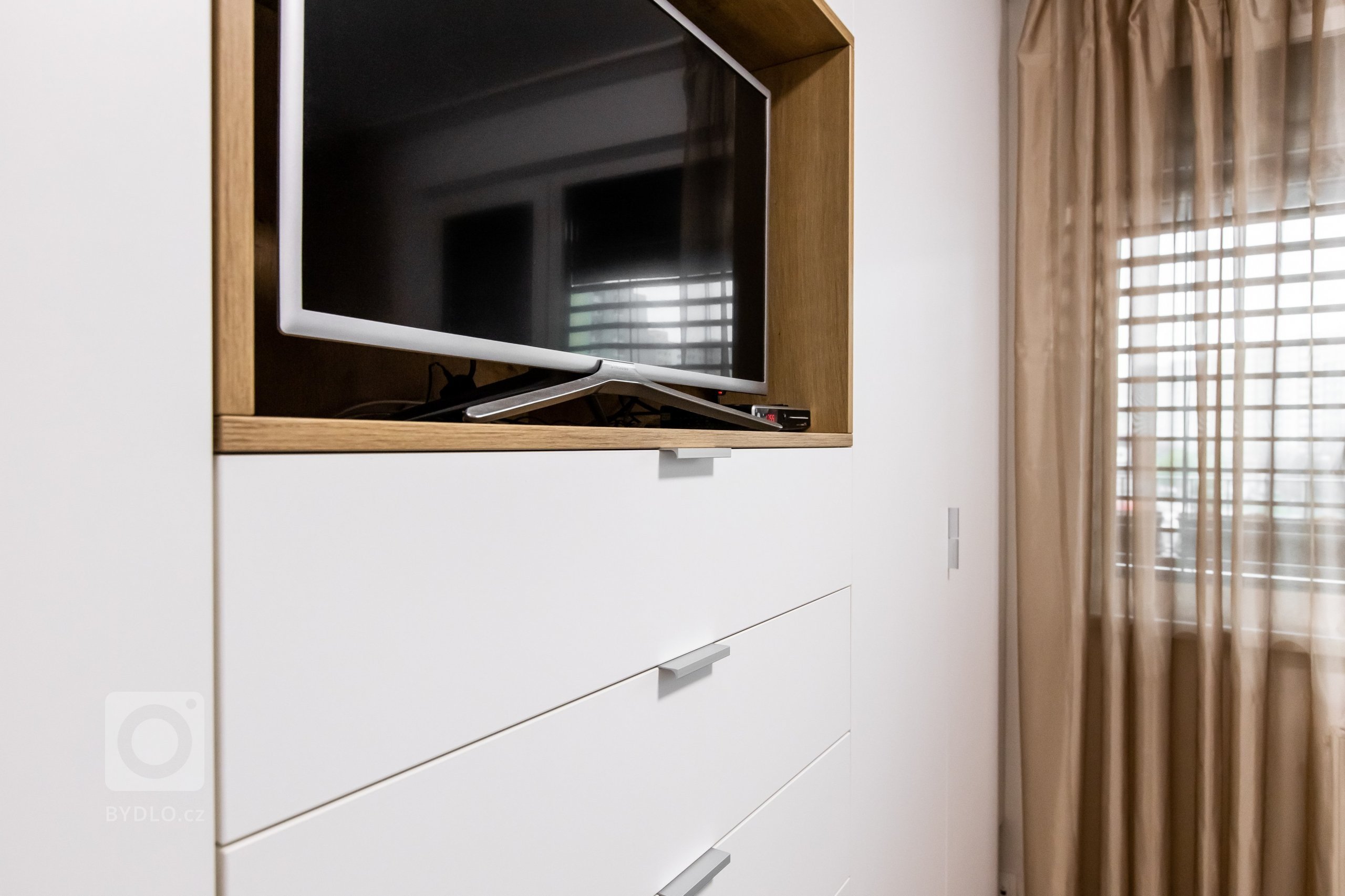 Materiály: Biely perleťový mat a Dub zlatý

Podsvietenie: Teplý&nbsp;LED pás

Madlá: Kuchyňa - Zafrézované hliníkové

Skrine - Madlo v tvare &quot;L&quot…