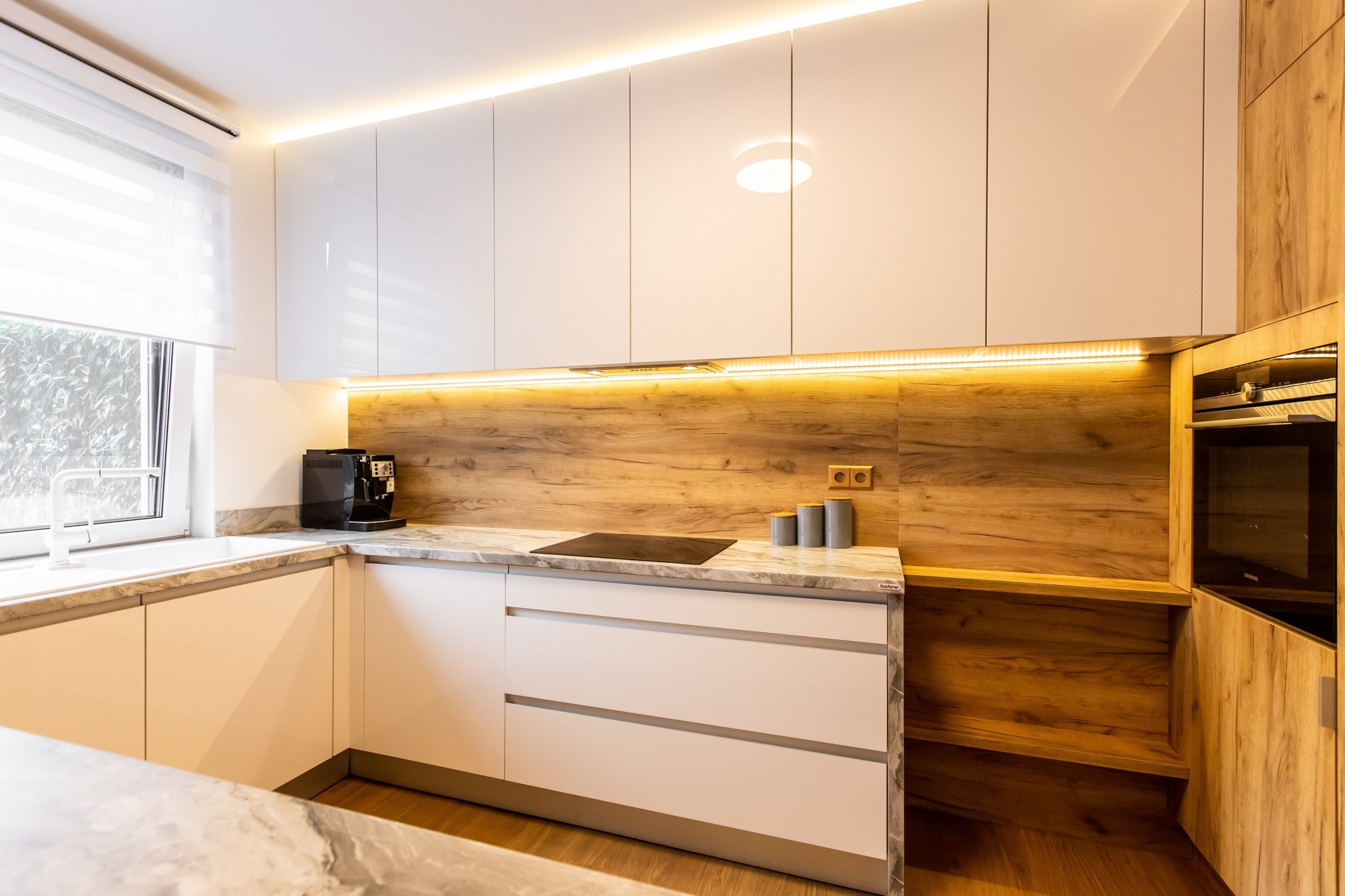 Použité materiály
Horné skrinky: Biely akryl vo vysokom lesku
Dolné skrinky a potravinová skrinka: Biely Akryl vo vysokom lesku
Vysoké skrinky: Dub zlatý
…