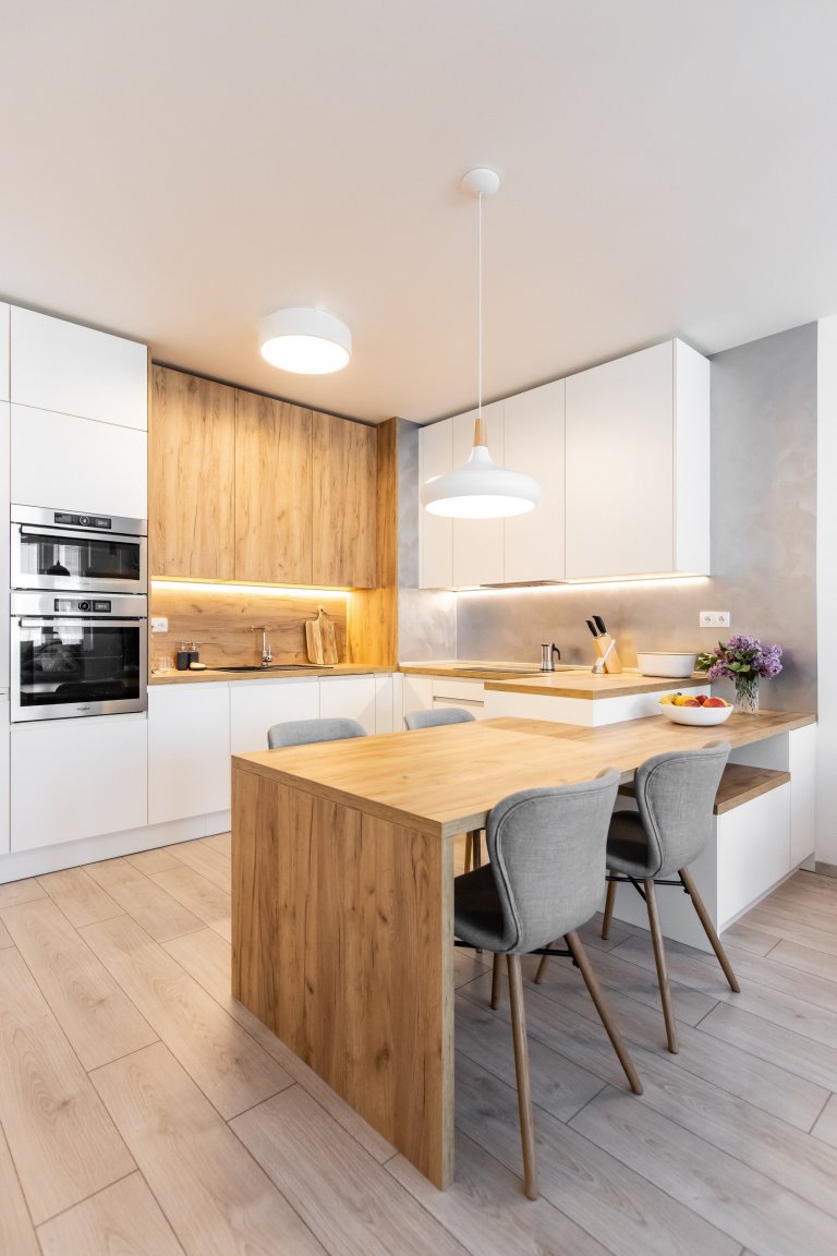 Oku lahodiaca nestarnúca klasika - biely perleťový mat v spojení s dekórom dub zlatý - obohatená o zaujímavé riešenie časti zásteny, kde bol použitý benátsky…