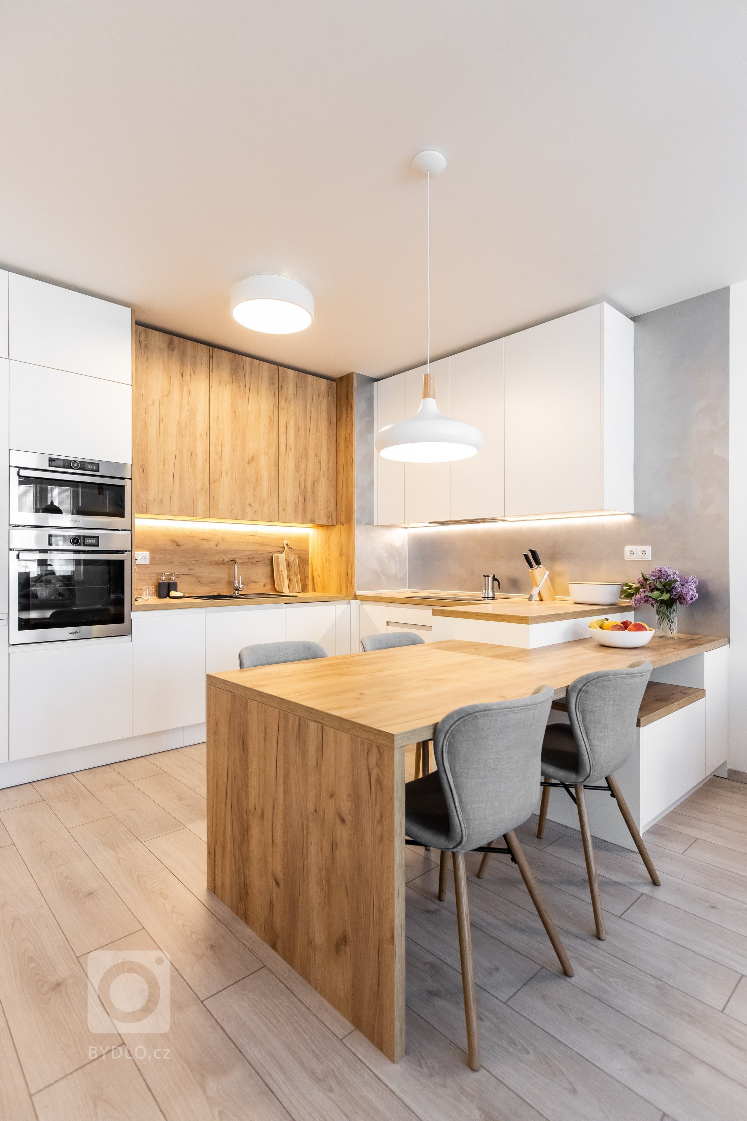 Oku lahodiaca nestarnúca klasika - biely perleťový mat v spojení s dekórom dub zlatý - obohatená o zaujímavé riešenie časti zásteny, kde bol použitý benátsky…