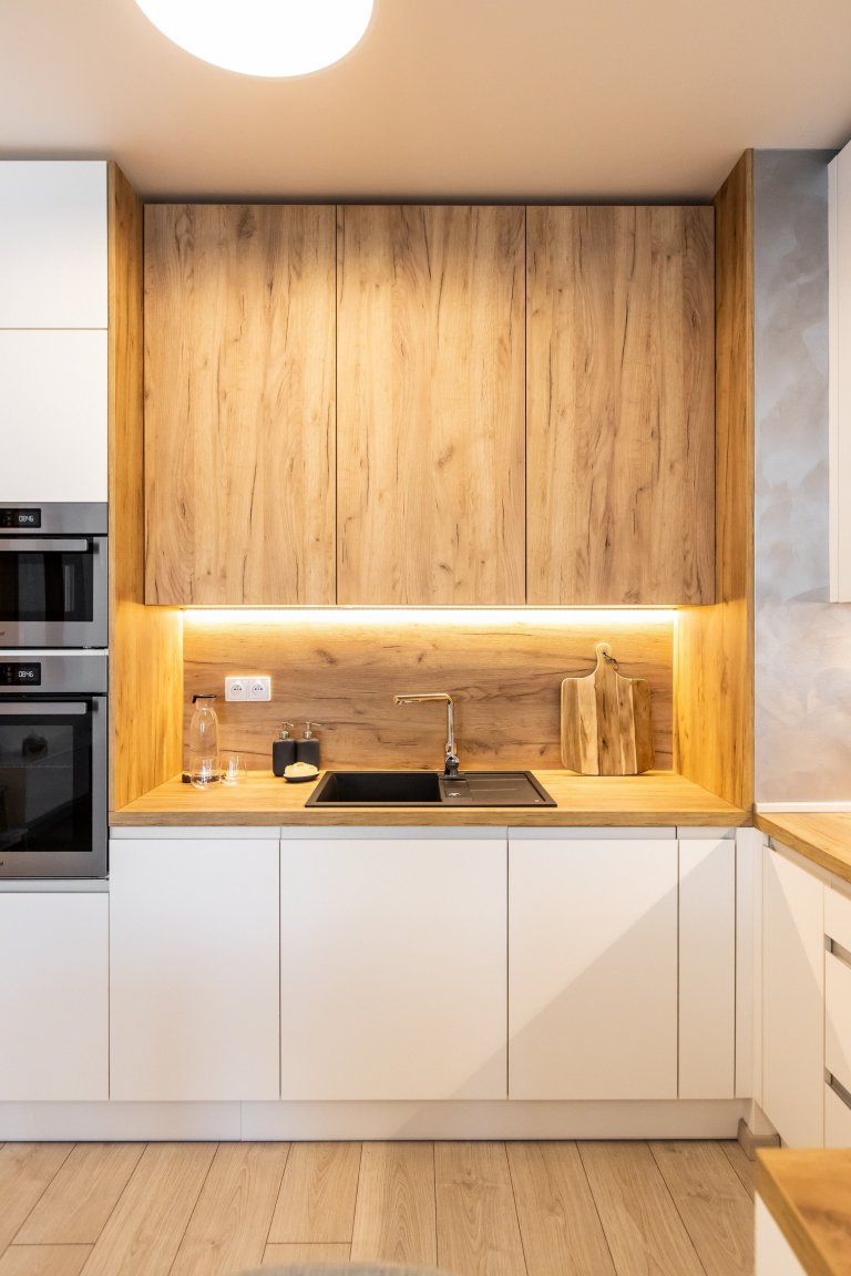 Oku lahodiaca nestarnúca klasika - biely perleťový mat v spojení s dekórom dub zlatý - obohatená o zaujímavé riešenie časti zásteny, kde bol použitý benátsky…