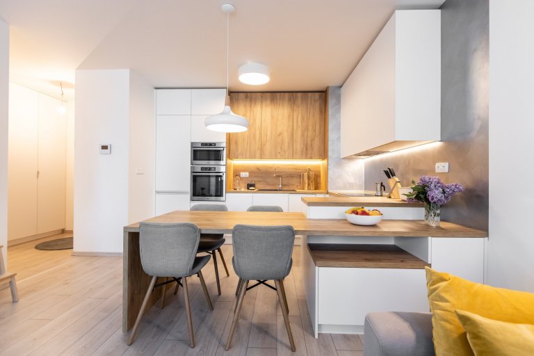 Oku lahodiaca nestarnúca klasika - biely perleťový mat v spojení s dekórom dub zlatý - obohatená o zaujímavé riešenie časti zásteny, kde bol použitý benátsky…