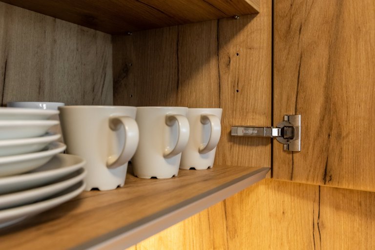 Oku lahodiaca nestarnúca klasika - biely perleťový mat v spojení s dekórom dub zlatý - obohatená o zaujímavé riešenie časti zásteny, kde bol použitý benátsky…