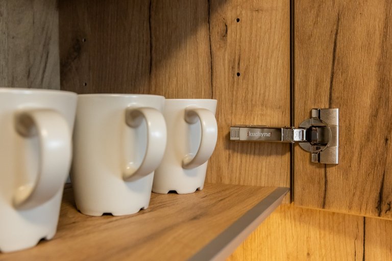 Oku lahodiaca nestarnúca klasika - biely perleťový mat v spojení s dekórom dub zlatý - obohatená o zaujímavé riešenie časti zásteny, kde bol použitý benátsky…