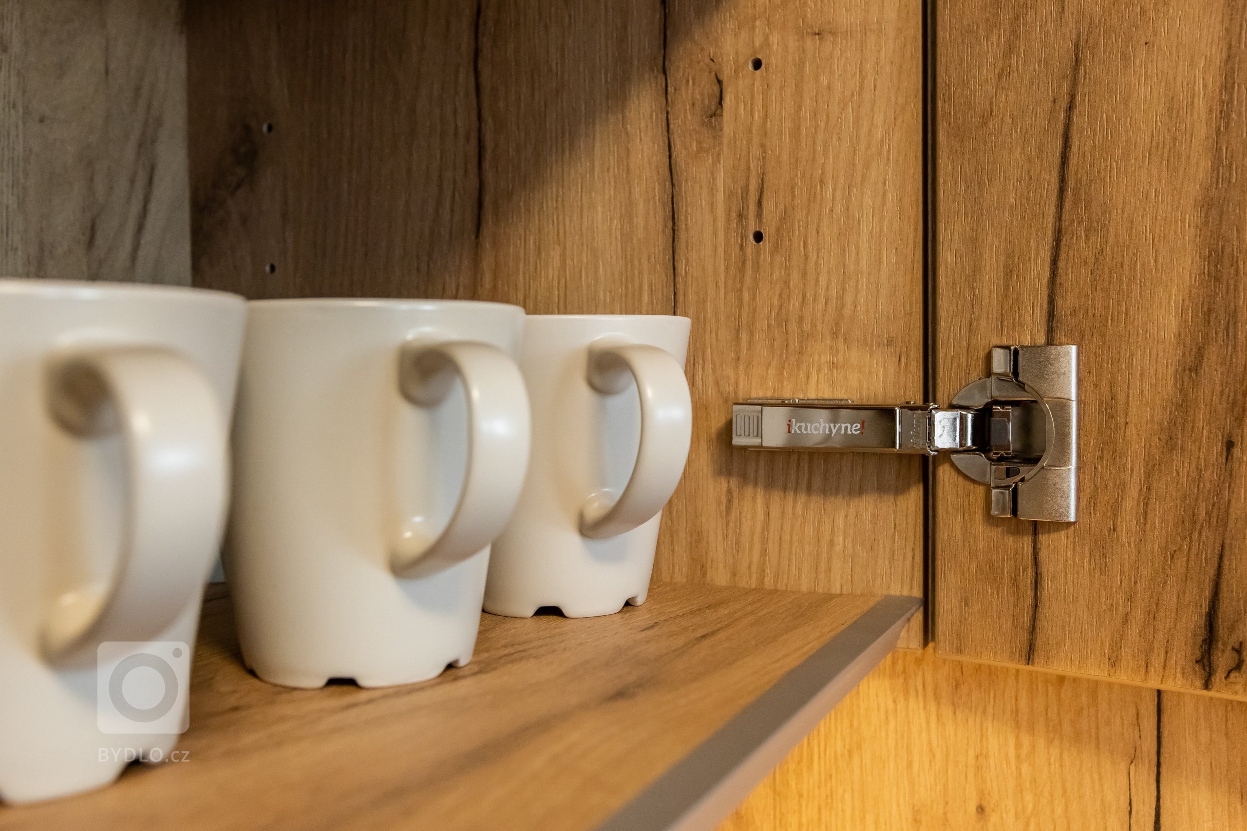 Oku lahodiaca nestarnúca klasika - biely perleťový mat v spojení s dekórom dub zlatý - obohatená o zaujímavé riešenie časti zásteny, kde bol použitý benátsky…