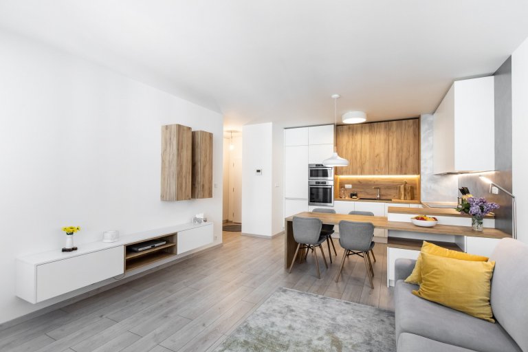 Oku lahodiaca nestarnúca klasika - biely perleťový mat v spojení s dekórom dub zlatý - obohatená o zaujímavé riešenie časti zásteny, kde bol použitý benátsky…