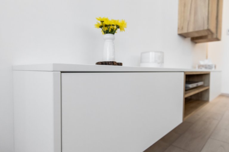 Oku lahodiaca nestarnúca klasika - biely perleťový mat v spojení s dekórom dub zlatý - obohatená o zaujímavé riešenie časti zásteny, kde bol použitý benátsky…