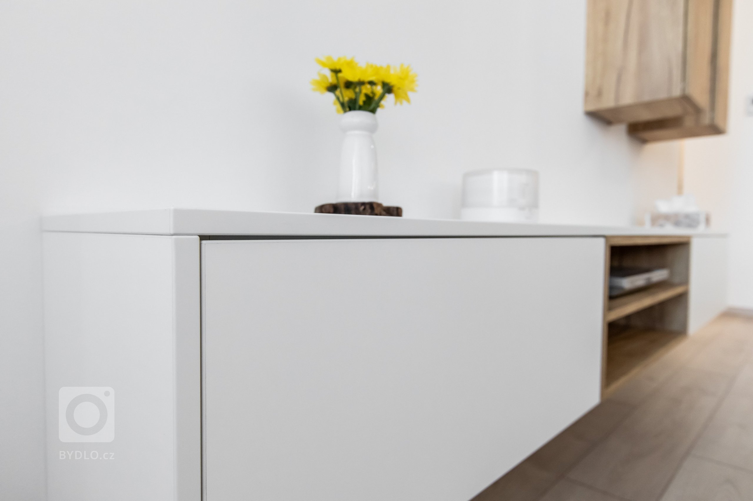 Oku lahodiaca nestarnúca klasika - biely perleťový mat v spojení s dekórom dub zlatý - obohatená o zaujímavé riešenie časti zásteny, kde bol použitý benátsky…