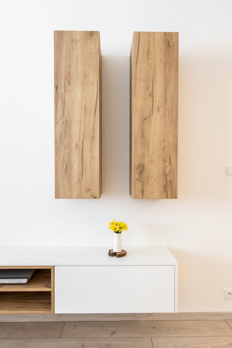 Oku lahodiaca nestarnúca klasika - biely perleťový mat v spojení s dekórom dub zlatý - obohatená o zaujímavé riešenie časti zásteny, kde bol použitý benátsky…