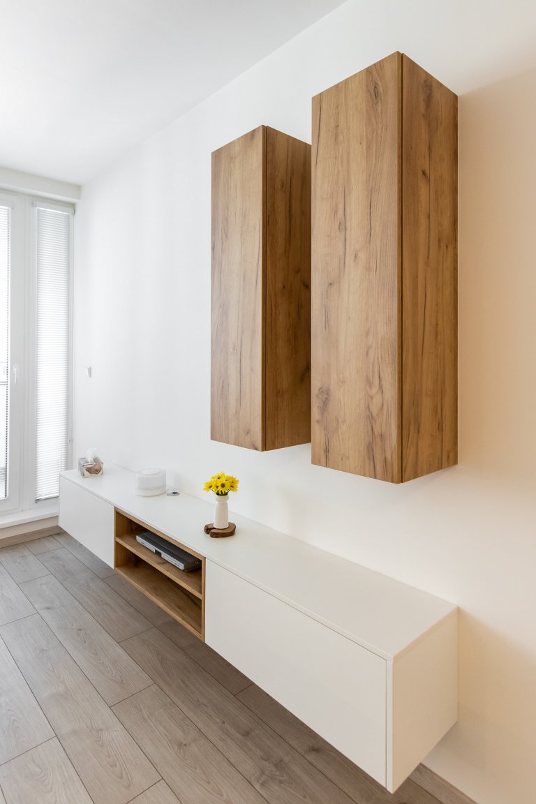 Oku lahodiaca nestarnúca klasika - biely perleťový mat v spojení s dekórom dub zlatý - obohatená o zaujímavé riešenie časti zásteny, kde bol použitý benátsky…