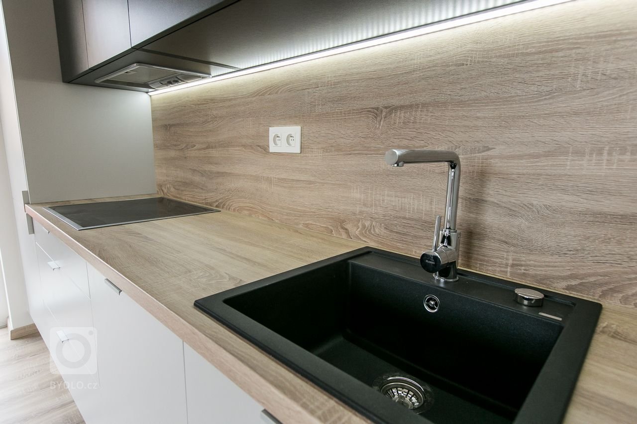 Použité materiály:

Horné skrinky: antracitový mat
Dolné a vysoké skrinky:&nbsp;biely perleťový mat
Vstavané skrine: biely perleťový mat
Výklenok: dub…