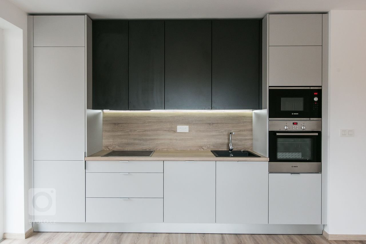 Použité materiály:

Horné skrinky: antracitový mat
Dolné a vysoké skrinky:&nbsp;biely perleťový mat
Vstavané skrine: biely perleťový mat
Výklenok: dub…