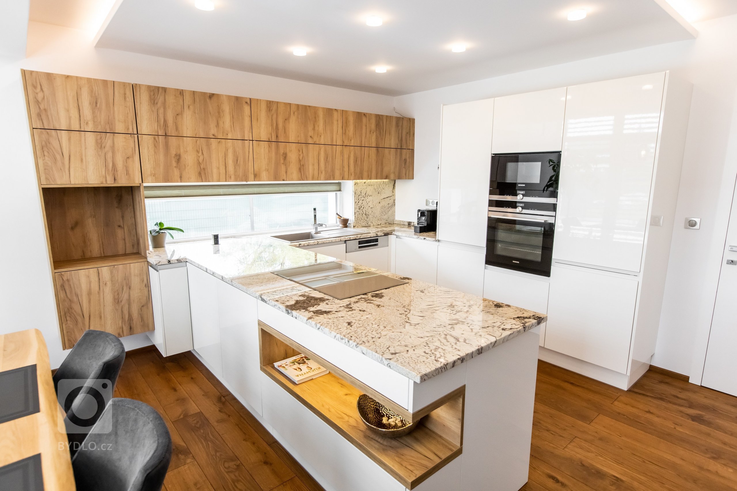 Použité materiály

Horné skrinky: Dub zlatý
Dolné skrinky: Biely akryl vo vysokom lesku
Vysoké skrinky: Biely akryl vo vysokom lesku
Zástena a pracovná…