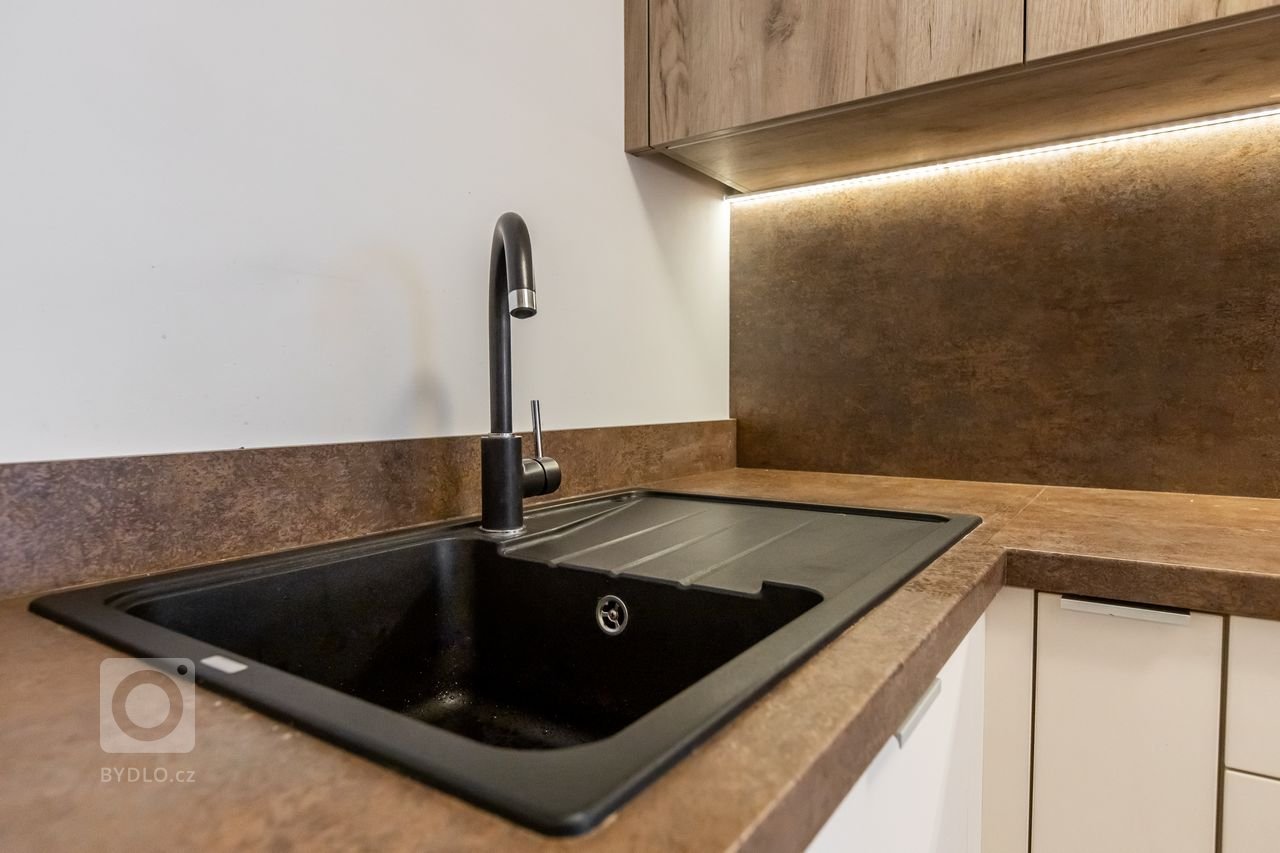 Materiály: Biely perleťový mat a Dub zlatý
Prac. doska:&nbsp;

Podsvietenie: Teplý&nbsp;LED pás

Madlá:&nbsp; Madlo v tvare &quot;L&quot;
