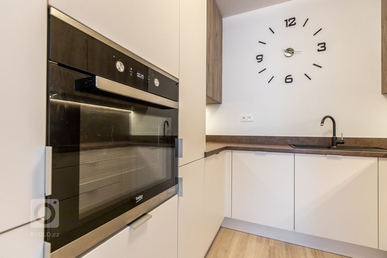 Materiály: Biely perleťový mat a Dub zlatý
Prac. doska:&nbsp;

Podsvietenie: Teplý&nbsp;LED pás

Madlá:&nbsp; Madlo v tvare &quot;L&quot;
