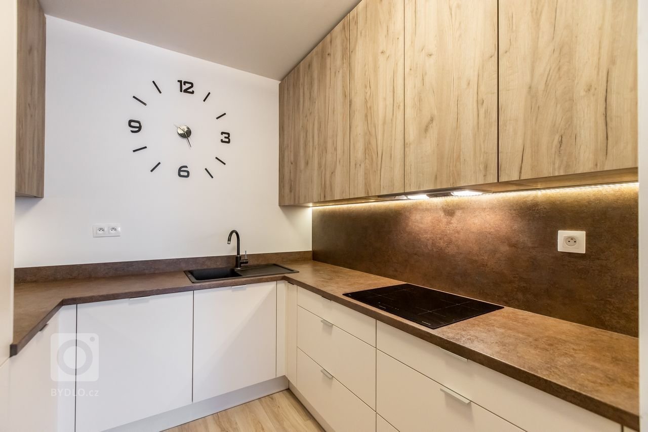 Materiály: Biely perleťový mat a Dub zlatý
Prac. doska:&nbsp;

Podsvietenie: Teplý&nbsp;LED pás

Madlá:&nbsp; Madlo v tvare &quot;L&quot;
