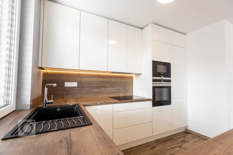 add picture to album