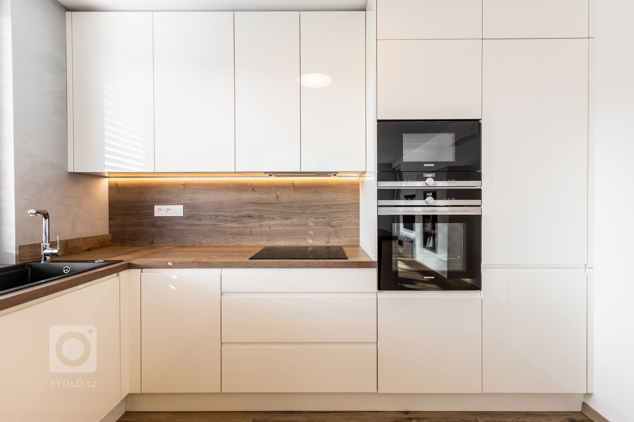 Použité materiály

Horné skrinky: Akryl vo vysokom lesku - mandľová
Dolné skrinky a potravinová skrinka: Akryl vo vysokom lesku - mandľová
Pracovná doska a…