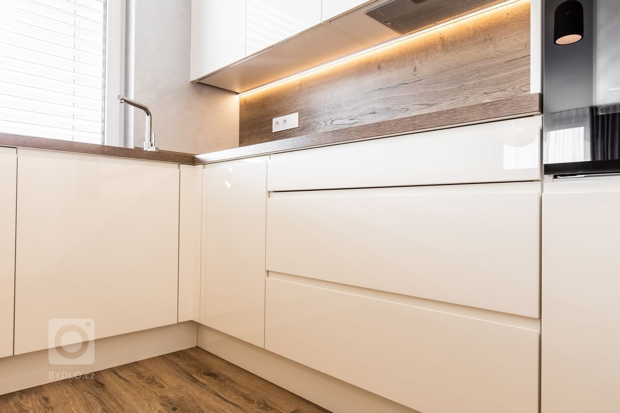 Použité materiály

Horné skrinky: Akryl vo vysokom lesku - mandľová
Dolné skrinky a potravinová skrinka: Akryl vo vysokom lesku - mandľová
Pracovná doska a…