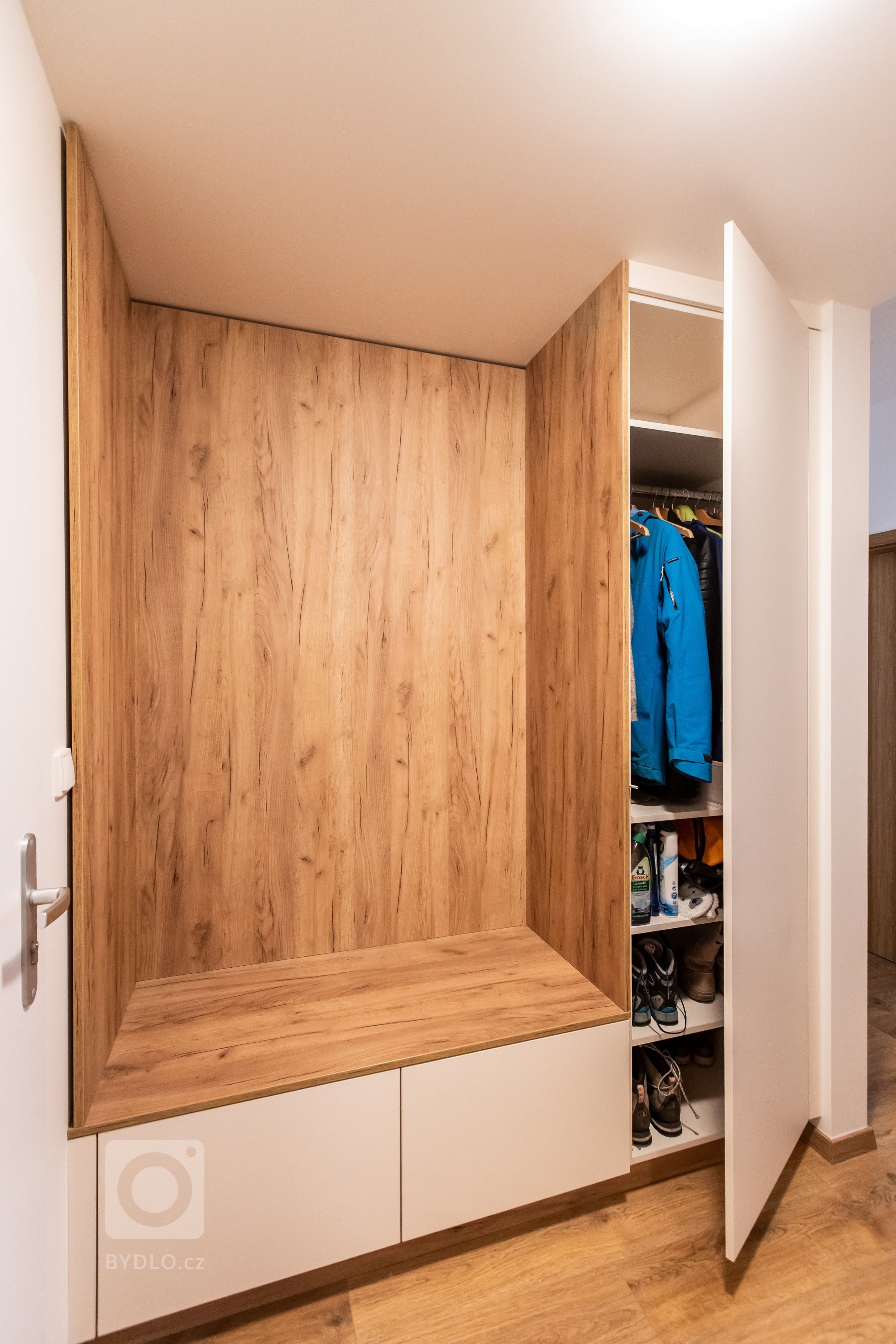 Inšpirujte sa realizáciou kuchynskej linky, vstavanej skrine a obývačky v krásnej novostavbe Čerešne v Bratislavskej Dúbravke. Moderná kuchynská linka do tvaru…