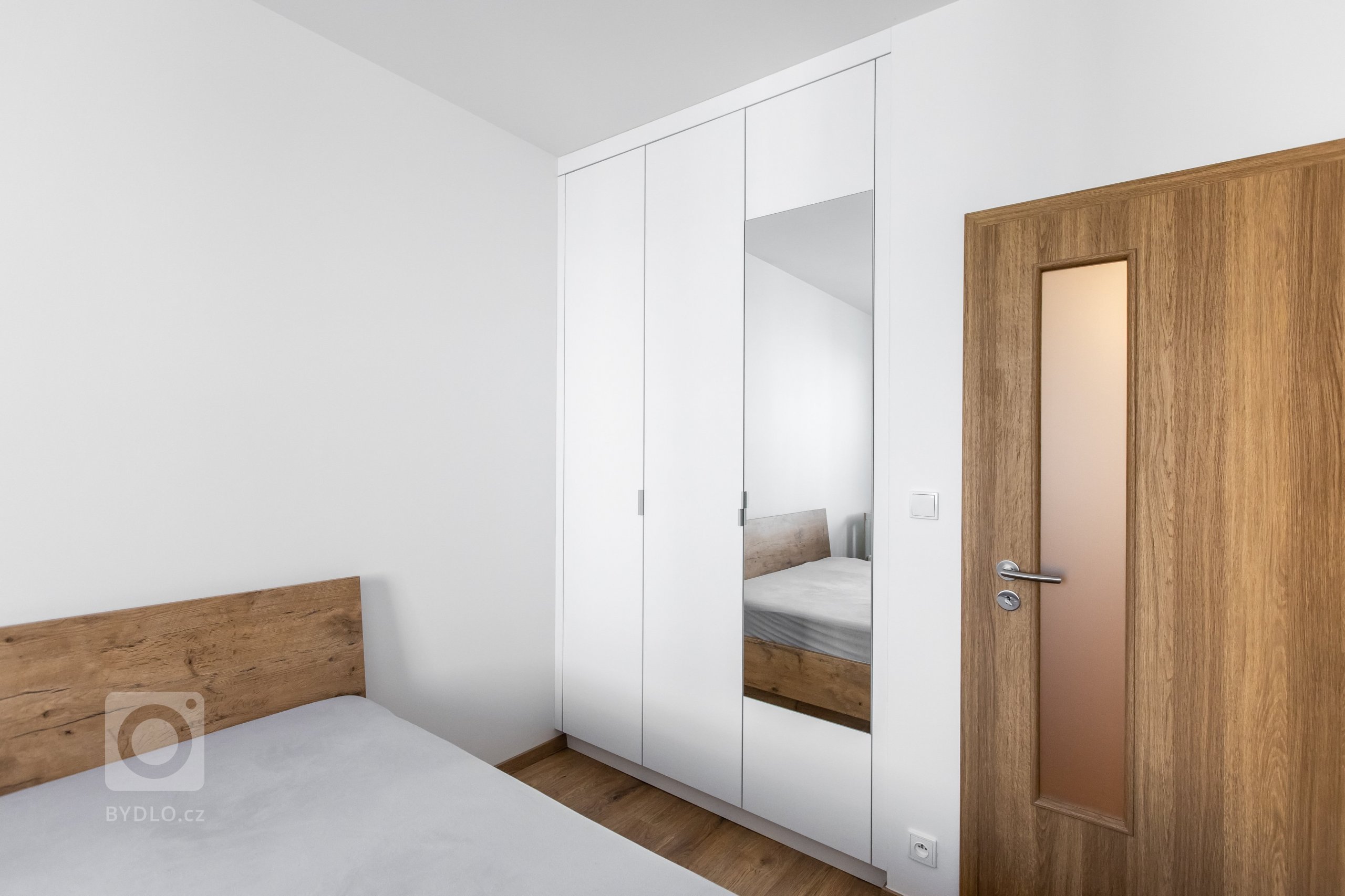 Inšpirujte sa realizáciou kuchynskej linky, vstavanej skrine a obývačky v krásnej novostavbe Čerešne v Bratislavskej Dúbravke. Moderná kuchynská linka do tvaru…