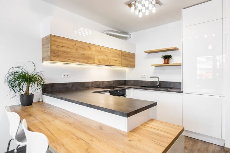 Použité materiály

Horné skrinky: Dub zlatý v kombinácii s&nbsp; bielym&nbsp;vysokým leskom
Dolné skrinky a potravinová skrinka: Akryl vo vysokom lesku v…