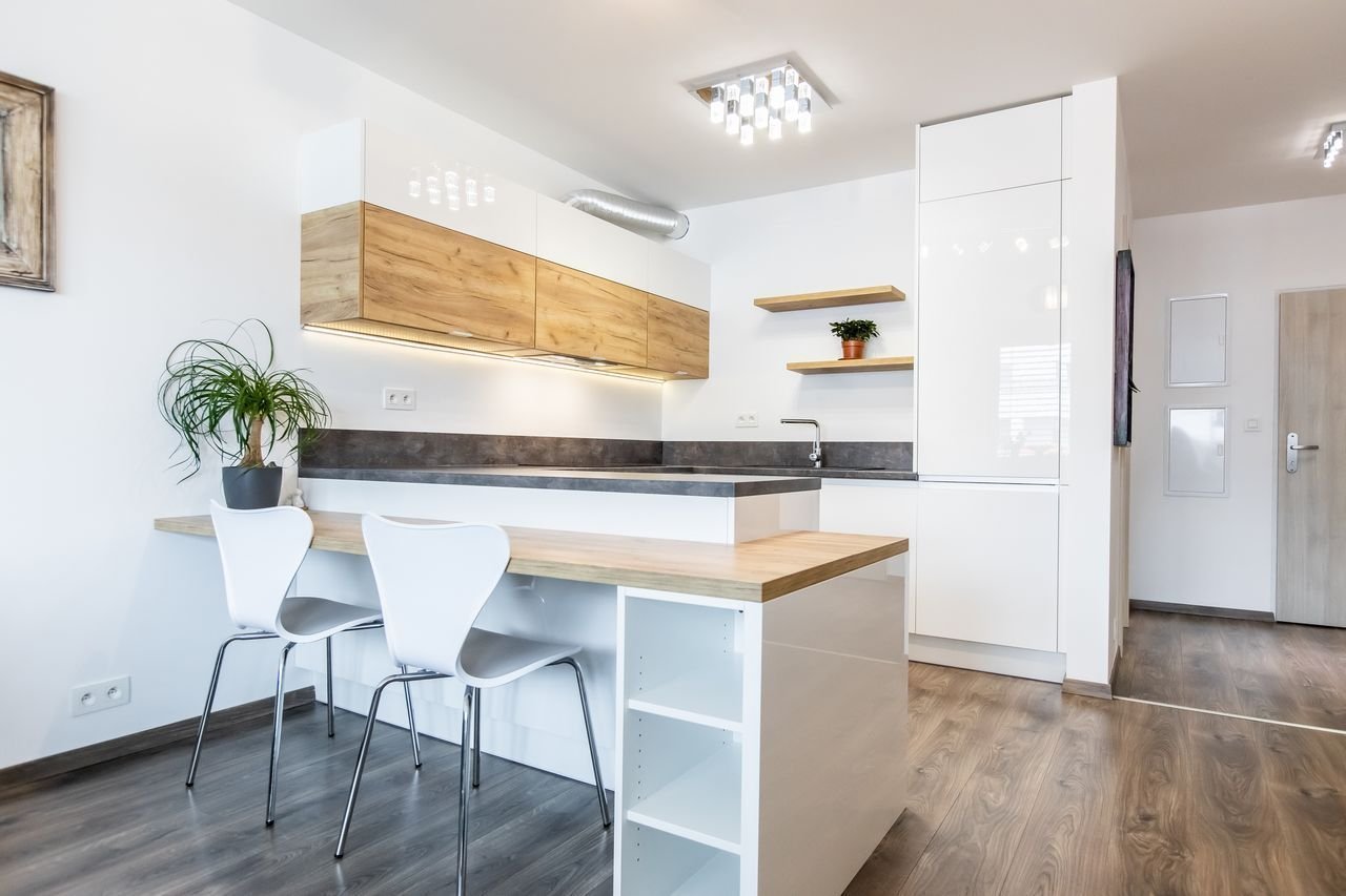 Použité materiály

Horné skrinky: Dub zlatý v kombinácii s&nbsp; bielym&nbsp;vysokým leskom
Dolné skrinky a potravinová skrinka: Akryl vo vysokom lesku v…