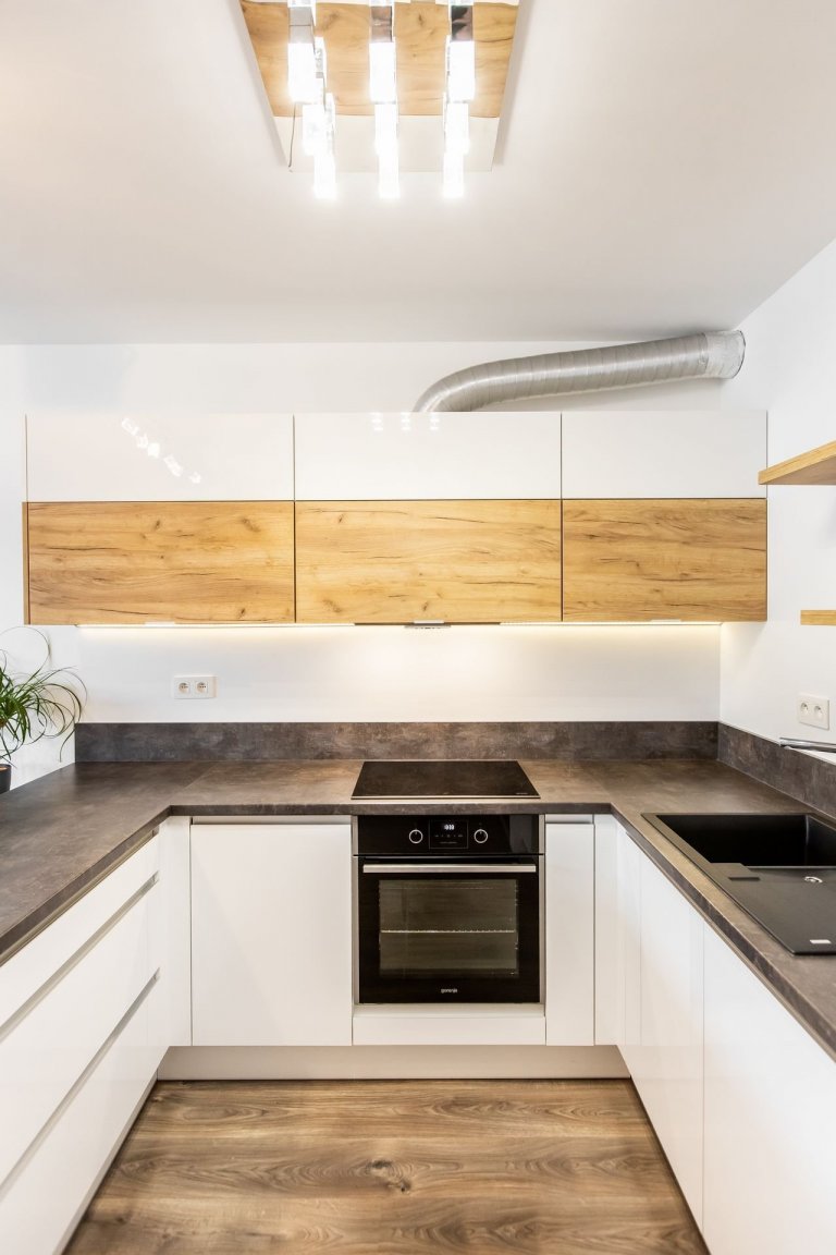 Použité materiály

Horné skrinky: Dub zlatý v kombinácii s&nbsp; bielym&nbsp;vysokým leskom
Dolné skrinky a potravinová skrinka: Akryl vo vysokom lesku v…