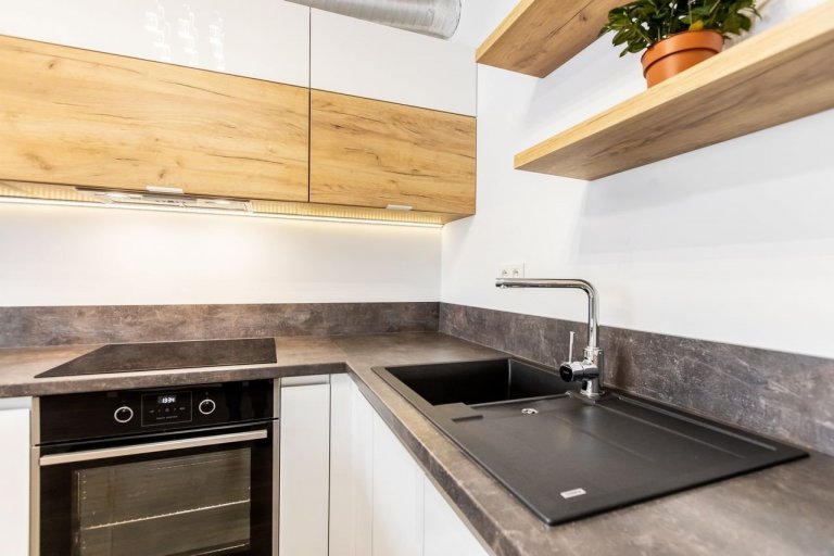 Použité materiály

Horné skrinky: Dub zlatý v kombinácii s&nbsp; bielym&nbsp;vysokým leskom
Dolné skrinky a potravinová skrinka: Akryl vo vysokom lesku v…