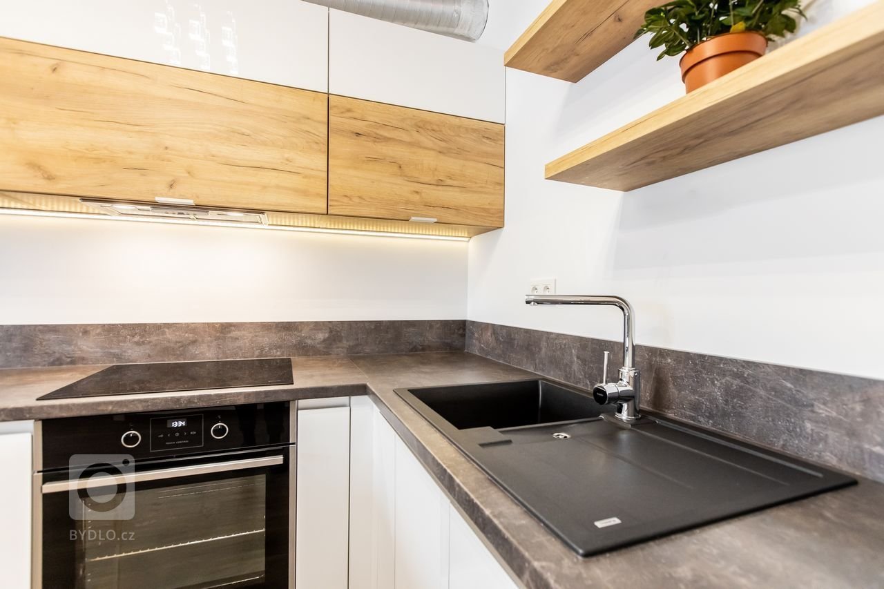 Použité materiály

Horné skrinky: Dub zlatý v kombinácii s&nbsp; bielym&nbsp;vysokým leskom
Dolné skrinky a potravinová skrinka: Akryl vo vysokom lesku v…