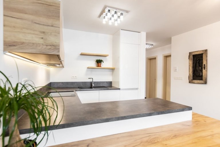 Použité materiály

Horné skrinky: Dub zlatý v kombinácii s&nbsp; bielym&nbsp;vysokým leskom
Dolné skrinky a potravinová skrinka: Akryl vo vysokom lesku v…