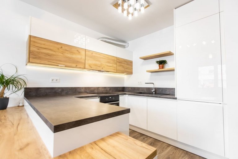 Použité materiály

Horné skrinky: Dub zlatý v kombinácii s&nbsp; bielym&nbsp;vysokým leskom
Dolné skrinky a potravinová skrinka: Akryl vo vysokom lesku v…