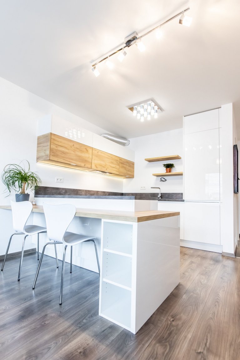 Použité materiály

Horné skrinky: Dub zlatý v kombinácii s&nbsp; bielym&nbsp;vysokým leskom
Dolné skrinky a potravinová skrinka: Akryl vo vysokom lesku v…