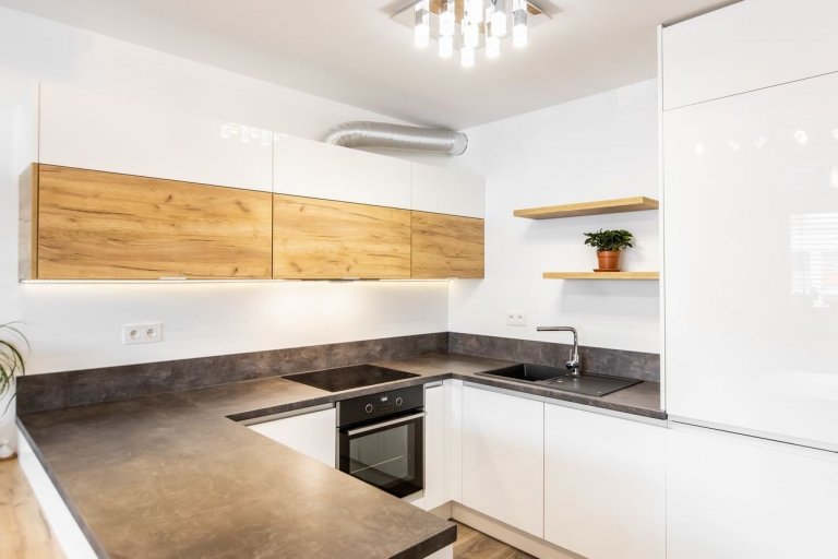 Použité materiály

Horné skrinky: Dub zlatý v kombinácii s&nbsp; bielym&nbsp;vysokým leskom
Dolné skrinky a potravinová skrinka: Akryl vo vysokom lesku v…