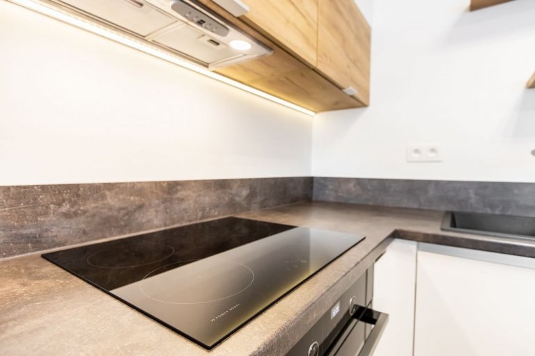 Použité materiály

Horné skrinky: Dub zlatý v kombinácii s&nbsp; bielym&nbsp;vysokým leskom
Dolné skrinky a potravinová skrinka: Akryl vo vysokom lesku v…