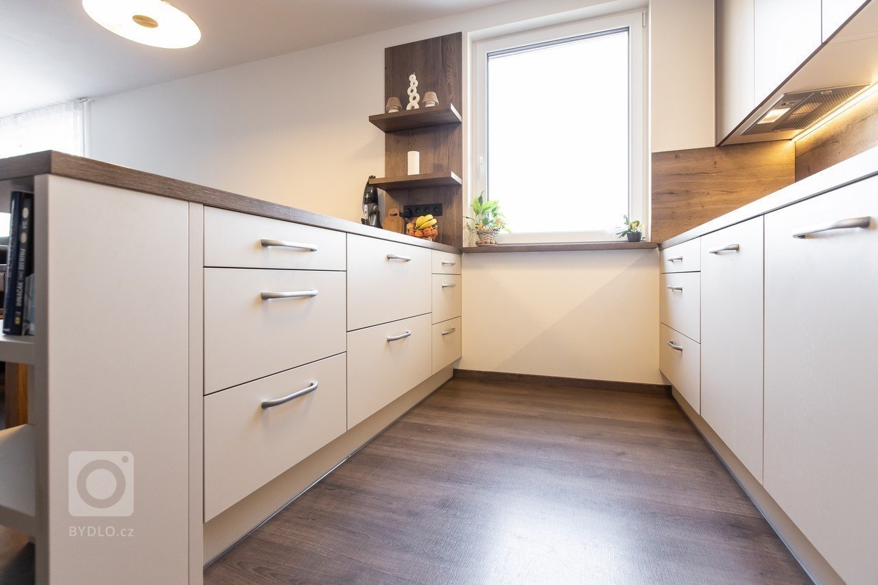 Horné skrinky: mat, farba Latte

Dolné skrinky a vysoké: mat, Champagne

Pracovná doska a zástena: Drevodekor Dub Zlatý
Madlo: Bucata
