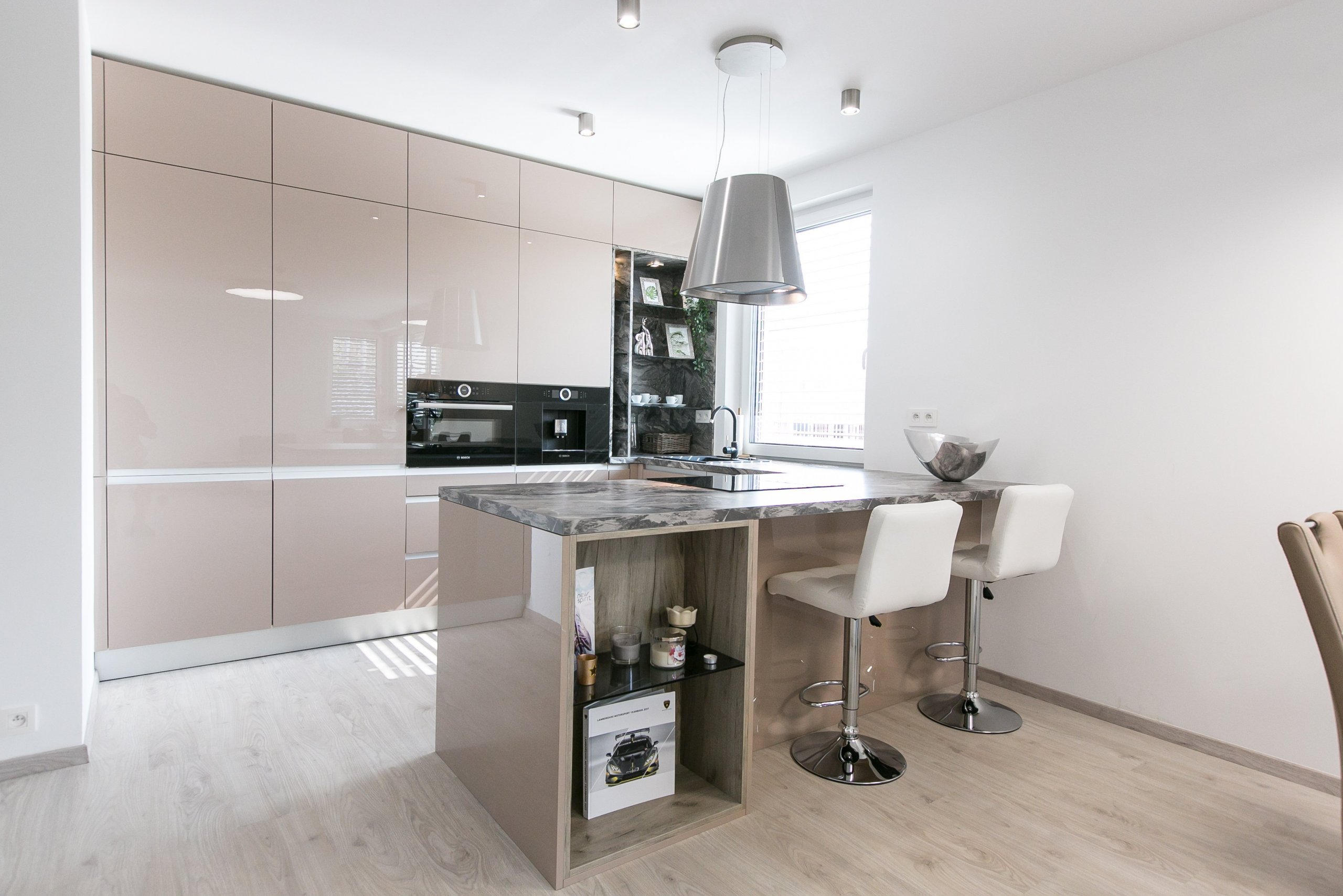 Použité materiály

Skrinky: Akryl vo vysokom lesku -Cappuccino
Pracovná doska: Mramor Cipollino čierna meď
Madlo: Zafrézované hliníkové madlo
&nbsp;
