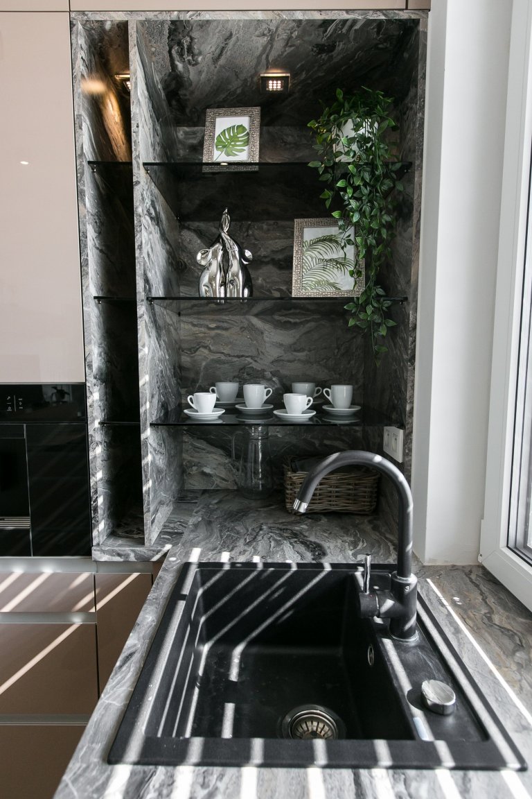 Použité materiály

Skrinky: Akryl vo vysokom lesku -Cappuccino
Pracovná doska: Mramor Cipollino čierna meď
Madlo: Zafrézované hliníkové madlo
&nbsp;
