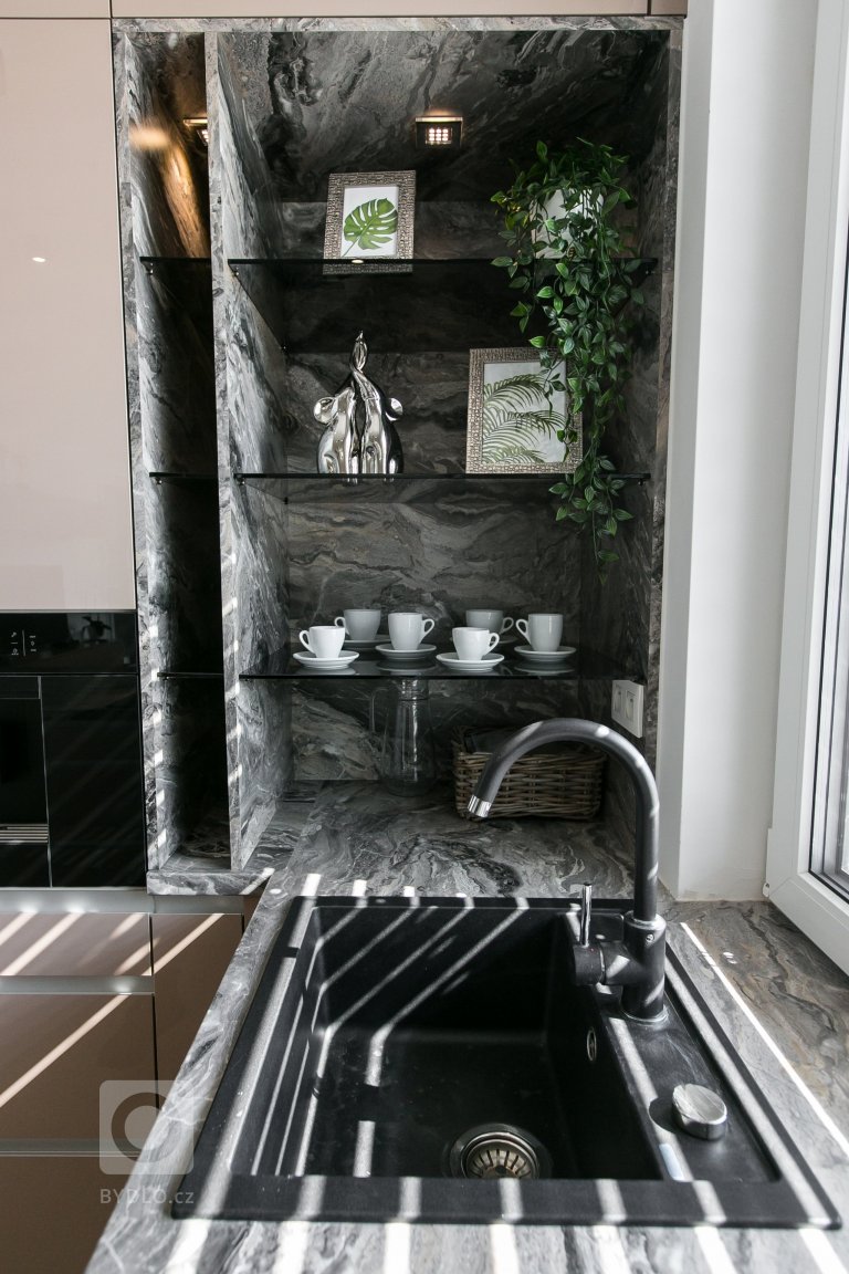 add picture to album