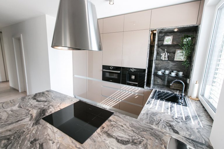 Použité materiály

Skrinky: Akryl vo vysokom lesku -Cappuccino
Pracovná doska: Mramor Cipollino čierna meď
Madlo: Zafrézované hliníkové madlo
&nbsp;
