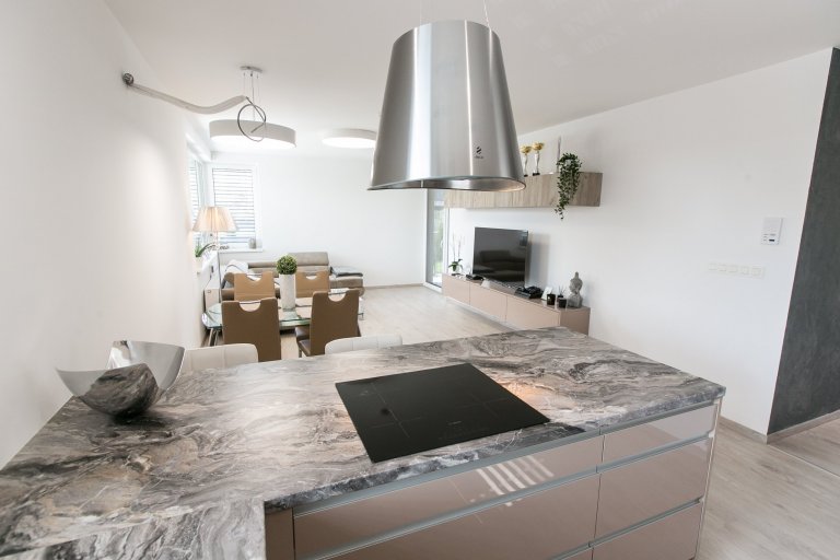 Použité materiály

Skrinky: Akryl vo vysokom lesku -Cappuccino
Pracovná doska: Mramor Cipollino čierna meď
Madlo: Zafrézované hliníkové madlo
&nbsp;
