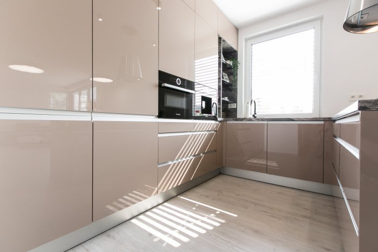 Použité materiály

Skrinky: Akryl vo vysokom lesku -Cappuccino
Pracovná doska: Mramor Cipollino čierna meď
Madlo: Zafrézované hliníkové madlo
&nbsp;
