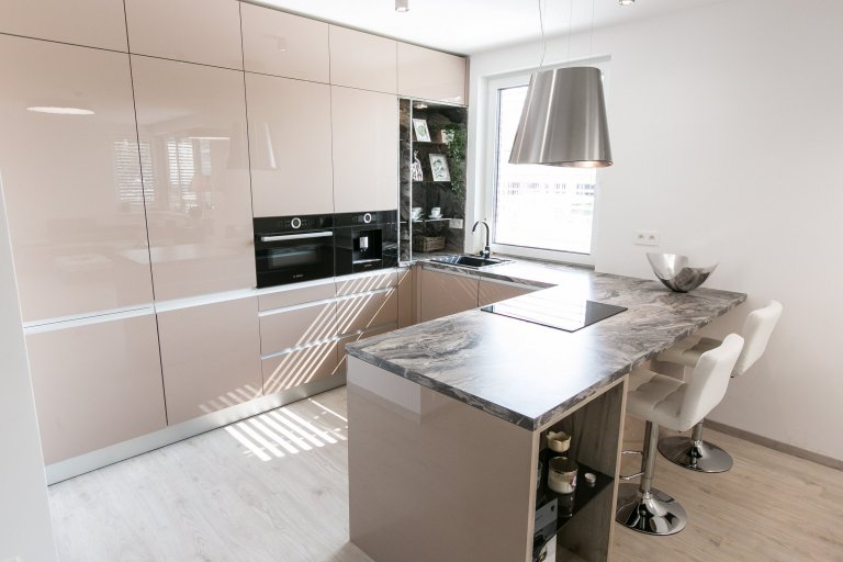 Použité materiály

Skrinky: Akryl vo vysokom lesku -Cappuccino
Pracovná doska: Mramor Cipollino čierna meď
Madlo: Zafrézované hliníkové madlo
&nbsp;
