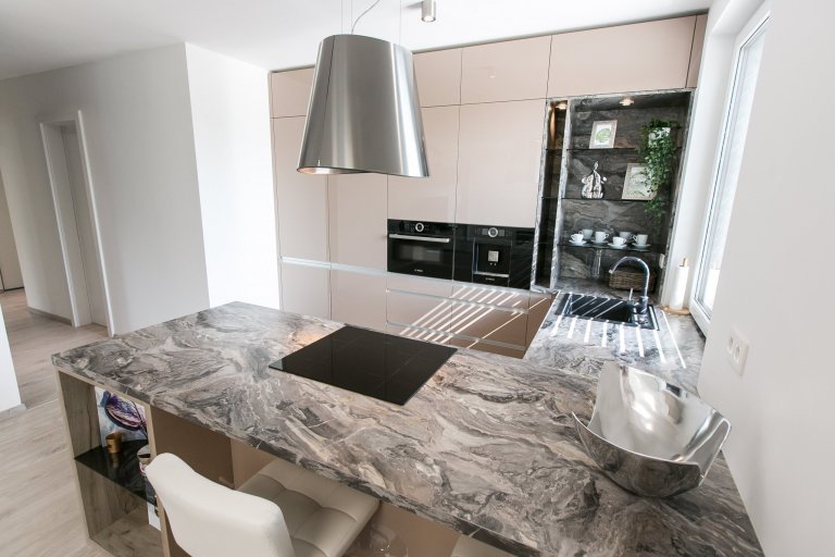 Použité materiály

Skrinky: Akryl vo vysokom lesku -Cappuccino
Pracovná doska: Mramor Cipollino čierna meď
Madlo: Zafrézované hliníkové madlo
&nbsp;
