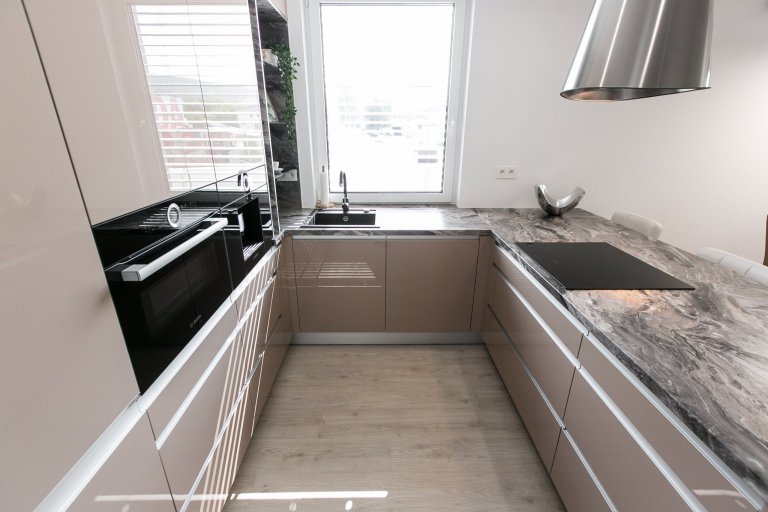 Použité materiály

Skrinky: Akryl vo vysokom lesku -Cappuccino
Pracovná doska: Mramor Cipollino čierna meď
Madlo: Zafrézované hliníkové madlo
&nbsp;
