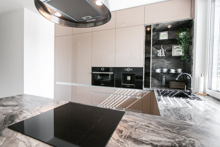 Použité materiály

Skrinky: Akryl vo vysokom lesku -Cappuccino
Pracovná doska: Mramor Cipollino čierna meď
Madlo: Zafrézované hliníkové madlo
&nbsp;
