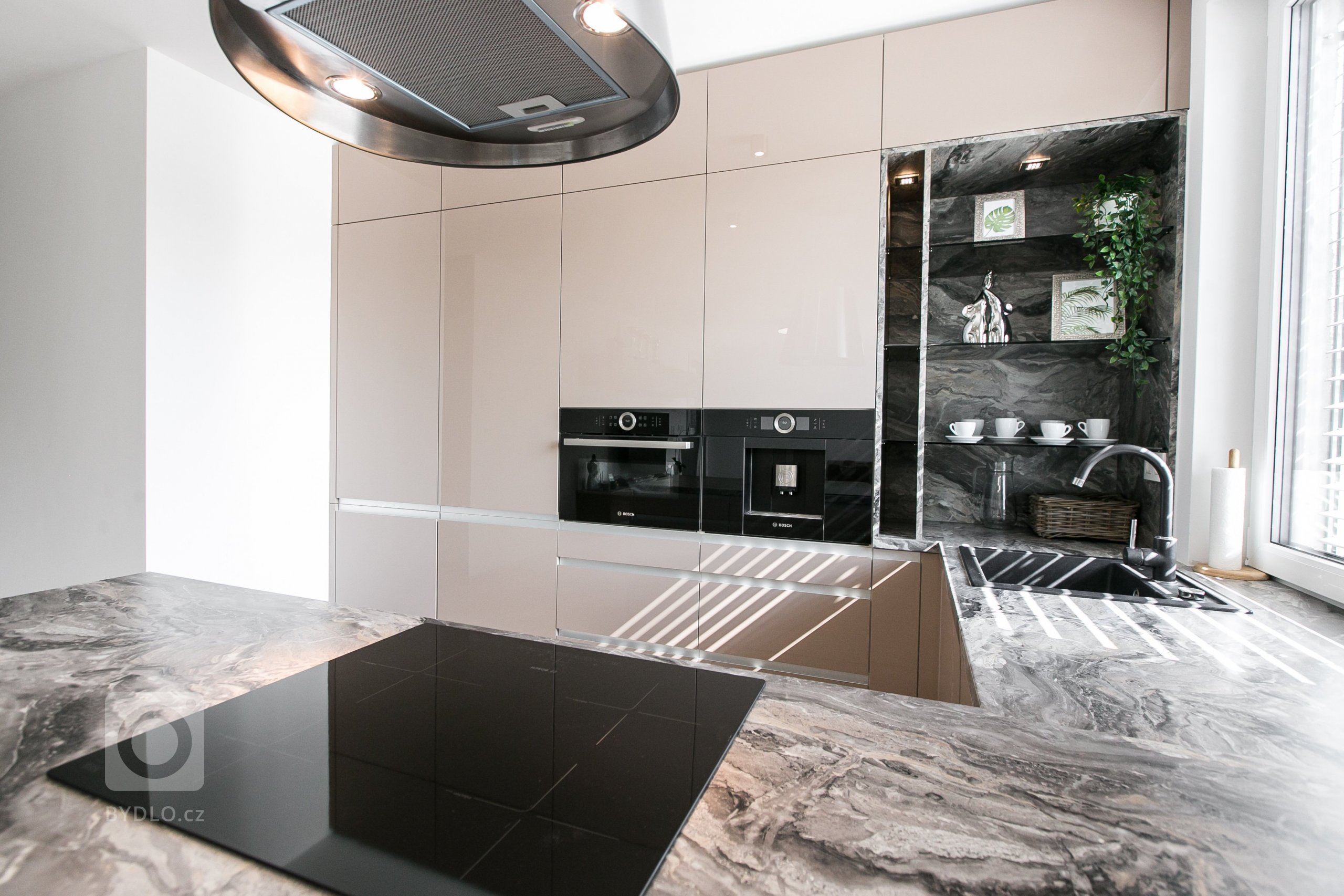 Použité materiály

Skrinky: Akryl vo vysokom lesku -Cappuccino
Pracovná doska: Mramor Cipollino čierna meď
Madlo: Zafrézované hliníkové madlo
&nbsp;
