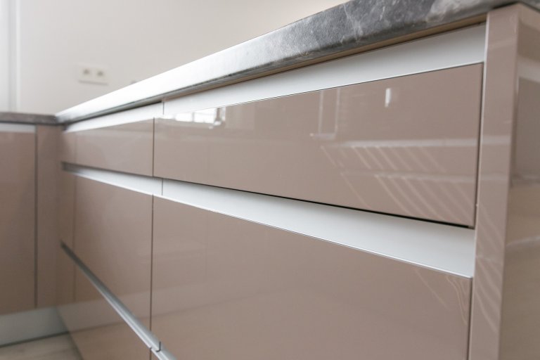 Použité materiály

Skrinky: Akryl vo vysokom lesku -Cappuccino
Pracovná doska: Mramor Cipollino čierna meď
Madlo: Zafrézované hliníkové madlo
&nbsp;
