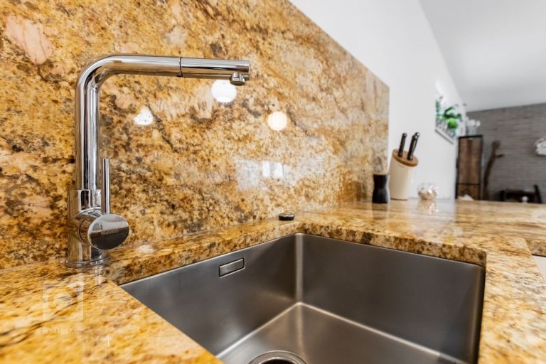 add picture to album