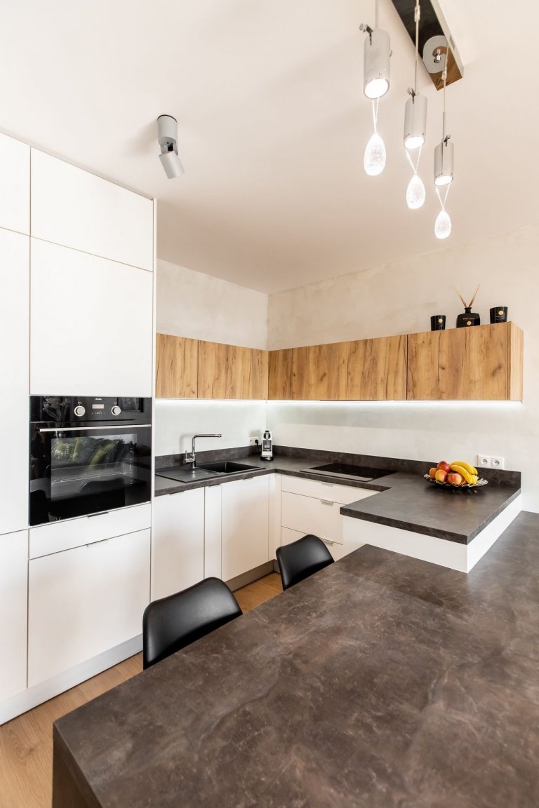 Použité materiály

Horné skrinky: Dub zlatý
Dolné skrinky: Biely perleťový mat
Vysoké skrinky: Biely perleťoý mat
Pracovná doska: Ateliér tmavý
Zástena:…